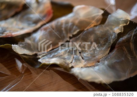 天然真鯛の昆布締め 天然真鯛の昆布締め 108835320