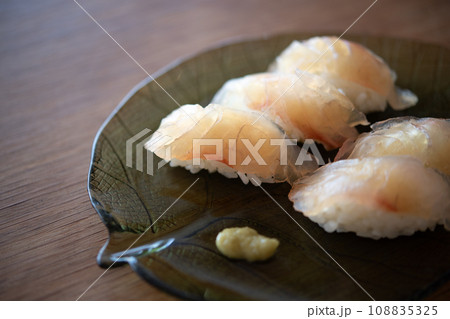 天然真鯛の寿司 108835325