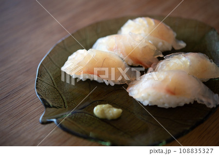 天然真鯛の昆布締めのお寿司 天然真鯛の昆布締めのお寿司 108835327