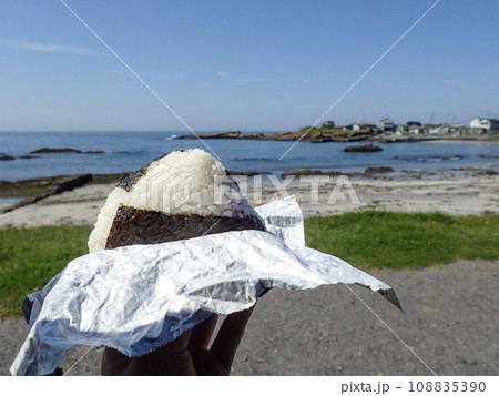 海で食べるおにぎり 海で食べるおにぎり 108835390
