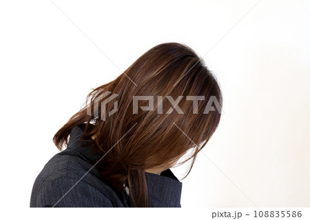 顔を覆って泣く女性 108835586