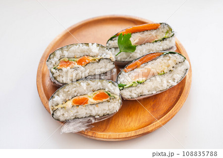 サーモンと鶏ささみのおにぎらず 108835788