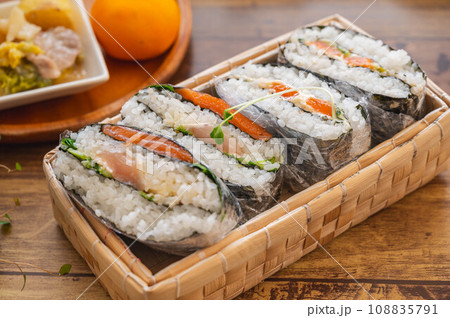 お出かけランチのおにぎらず 108835791