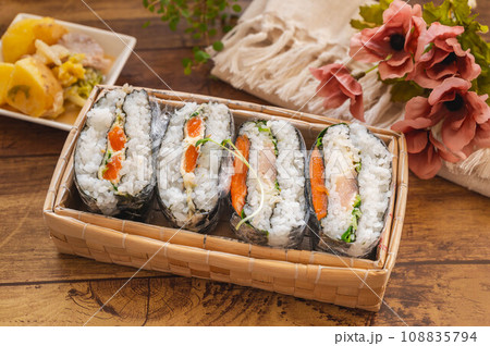 おにぎらずでお弁当 108835794