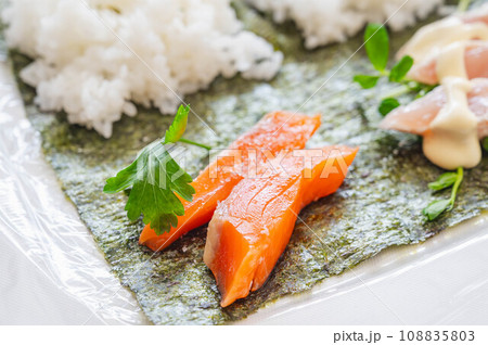 おにぎらず　サーモンと鶏ささみ 108835803