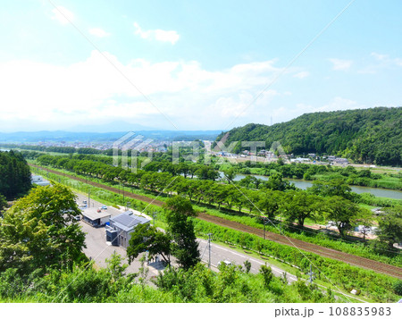 夏の白石川堤一目千本桜の桜並木と線路 108835983