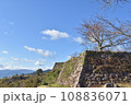 青空に映える竹田城跡の石垣 108836071