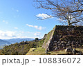 青空に映える竹田城跡の石垣 108836072