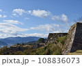 青空に映える竹田城跡の石垣 108836073