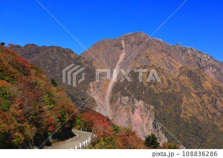 【長崎県】快晴の仁田峠第二展望所から見た平成新山(雲仙普賢岳) 【長崎県】快晴の仁田峠第二展望所から見た平成新山(雲仙普賢岳) 108836286