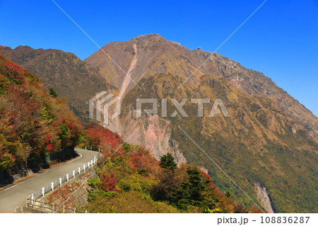 【長崎県】快晴の仁田峠第二展望所から見た平成新山（雲仙普賢岳） 108836287