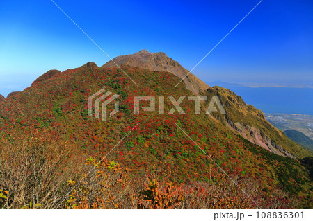【長崎県】快晴の妙見カルデラ展望所から見た平成新山(雲仙普賢岳) 【長崎県】快晴の妙見カルデラ展望所から見た平成新山(雲仙普賢岳) 108836301
