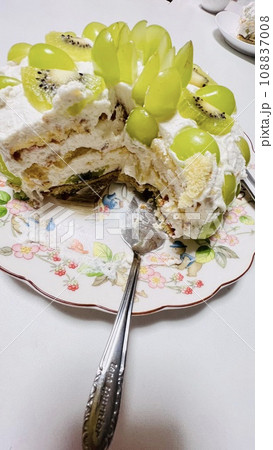 シャインマスカットとキウイのケーキを作りました シャインマスカットとキウイのケーキを作りました 108837008