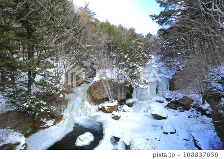 絶景真冬の竜頭の滝＜栃木県奥日光＞ 108837050
