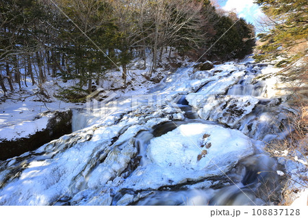 絶景真冬の竜頭の滝＜栃木県奥日光＞ 108837128