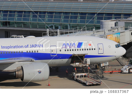 出発準備の旅客機　貨物の積み込み 108837367