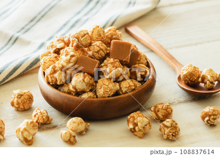 キャラメルポップコーンとキャラメル 108837614