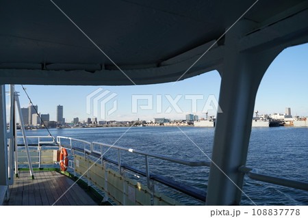 横浜、クルージング、横浜港、船上、橋、骨組み、鉄骨、甲板、椅子、風景、ベイブリッジ、橋、日本、神奈川 横浜、クルージング、横浜港、船上、橋、骨組み、鉄骨、甲板、椅子、風景、ベイブリッジ、橋、日本、神奈川 108837778