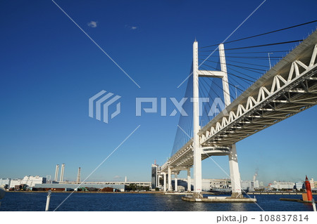 横浜、クルージング、横浜港、船上、橋、骨組み、鉄骨、甲板、椅子、風景、ベイブリッジ、橋、日本、神奈川 108837814