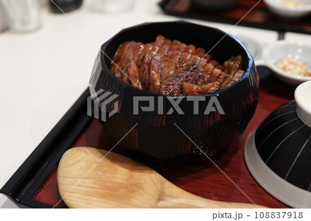 焼肉屋のランチ　黒毛和牛の肉まぶし 108837918