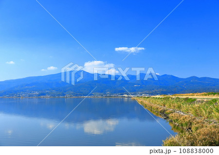 【長崎県】雲仙多良シーライン展望所から見た諫早干拓堤防道路 108838000