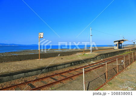 【長崎県】晴天の海に近い古部駅(島原鉄道) 【長崎県】晴天の海に近い古部駅(島原鉄道) 108838001