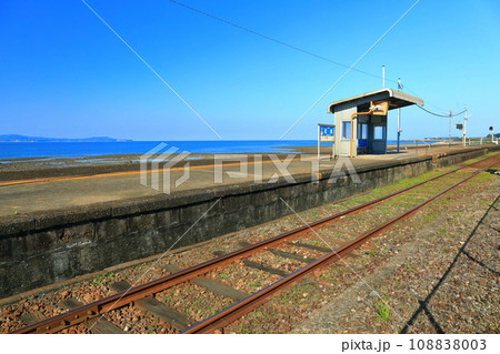 【長崎県】晴天の海に近い古部駅（島原鉄道） 108838003