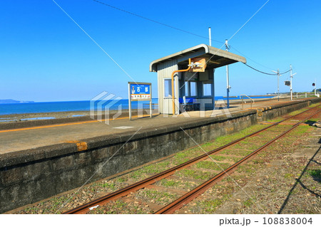 【長崎県】晴天の海に近い古部駅(島原鉄道) 【長崎県】晴天の海に近い古部駅(島原鉄道) 108838004