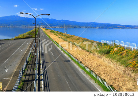 【長崎県】雲仙多良シーライン展望所から見た諫早干拓堤防道路 108838012