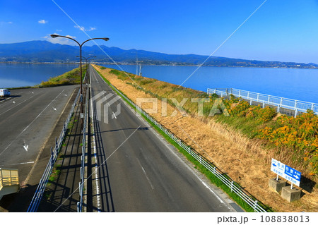 【長崎県】雲仙多良シーライン展望所から見た諫早干拓堤防道路 【長崎県】雲仙多良シーライン展望所から見た諫早干拓堤防道路 108838013