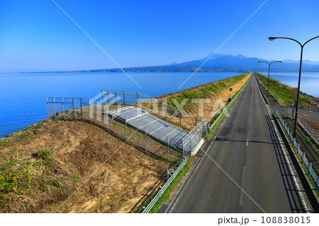 【長崎県】雲仙多良シーライン展望所から見た諫早干拓堤防道路 【長崎県】雲仙多良シーライン展望所から見た諫早干拓堤防道路 108838015