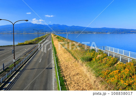 【長崎県】雲仙多良シーライン展望所から見た諫早干拓堤防道路 108838017