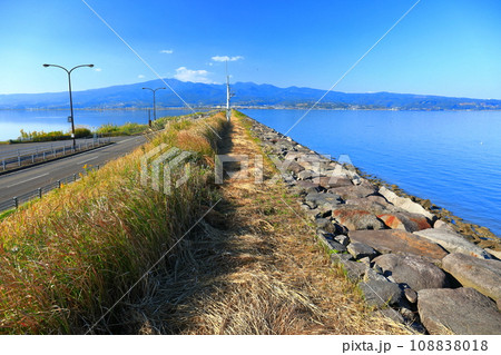 【長崎県】雲仙多良シーライン展望所から見た諫早干拓堤防道路 【長崎県】雲仙多良シーライン展望所から見た諫早干拓堤防道路 108838018