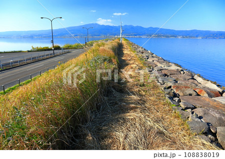 【長崎県】雲仙多良シーライン展望所から見た諫早干拓堤防道路 108838019