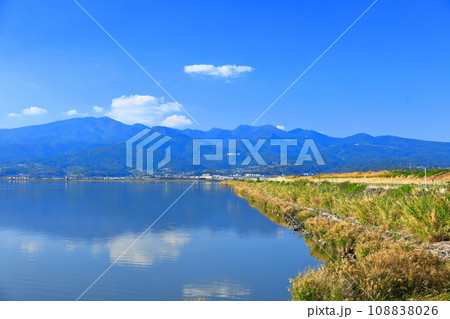 【長崎県】雲仙多良シーライン展望所から見た諫早干拓堤防道路 108838026