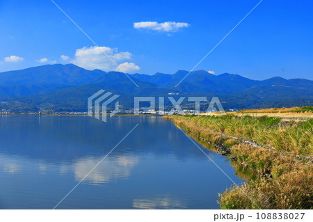 【長崎県】雲仙多良シーライン展望所から見た諫早干拓堤防道路 108838027