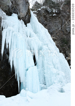凍り付いた氷柱 108838509