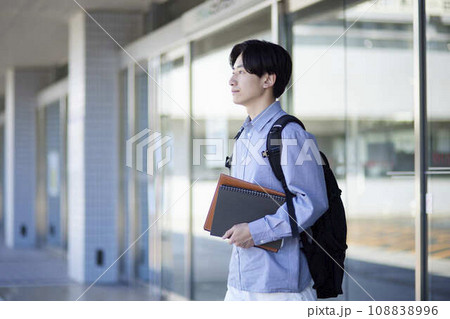 大学のキャンパスと日本人大学生の男性 大学のキャンパスと日本人大学生の男性 108838996