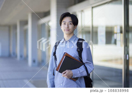 大学のキャンパスと日本人大学生の男性 大学のキャンパスと日本人大学生の男性 108838998