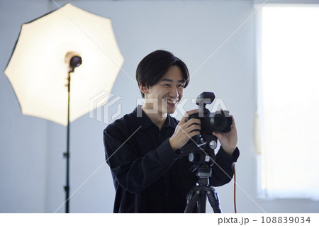 写真スタジオにて撮影を行う日本人カメラマンの男性 108839034