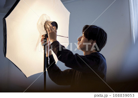 写真スタジオにてストロボの調整を行う日本人フォトグラファーの男性 写真スタジオにてストロボの調整を行う日本人フォトグラファーの男性 108839053