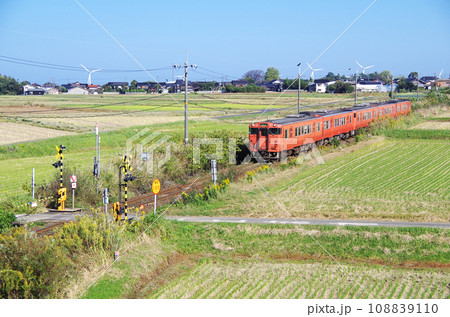 山陰本線を走る5両編成のキハ47形普通列車 山陰本線を走る5両編成のキハ47形普通列車 108839110