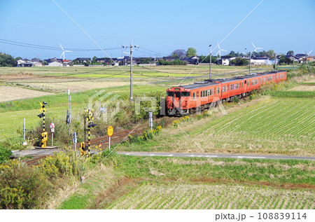 山陰本線を走る5両編成のキハ47形普通列車 108839114