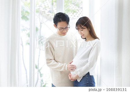 カップル・妊婦・お腹に触れる 108839131