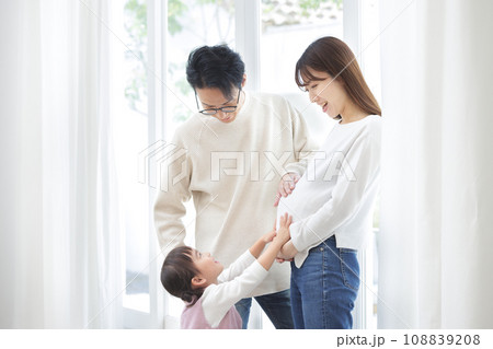 家族・妊婦・お腹に触れる 108839208