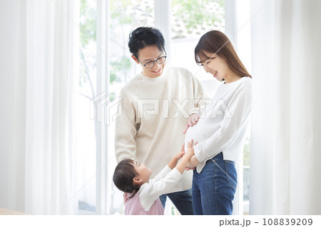 家族・妊婦・お腹に触れる 108839209
