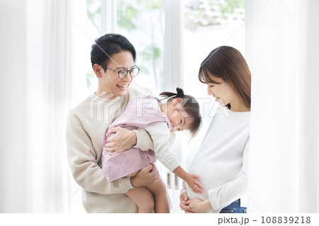 家族・妊婦・お腹に触れる 108839218