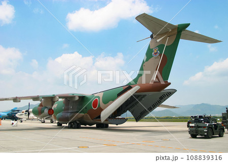 展示中の航空自衛隊の輸送機 C-1 展示中の航空自衛隊の輸送機 C-1 108839316