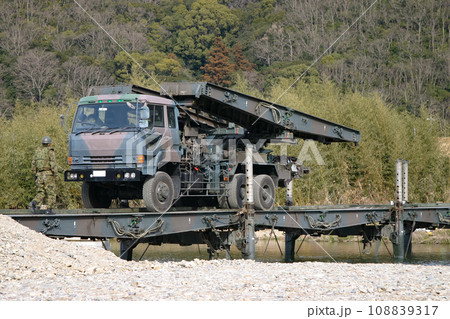 渡河訓練で架橋作業中の陸上自衛隊 渡河訓練で架橋作業中の陸上自衛隊 108839317