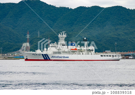 航行する海上保安庁の巡視船 航行する海上保安庁の巡視船 108839318